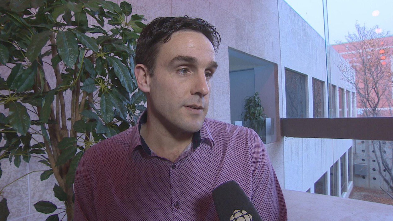 Stuart Skinner parle aux journalistes