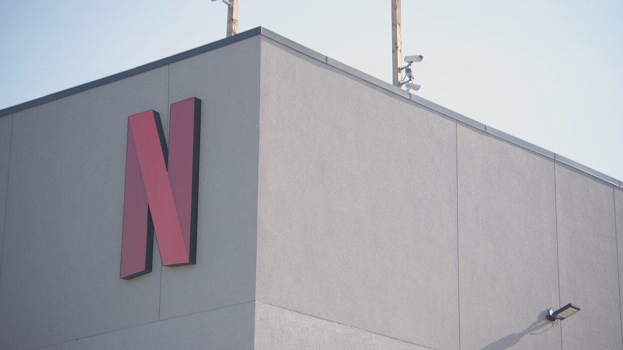Un édifice avec le logo de Netflix.