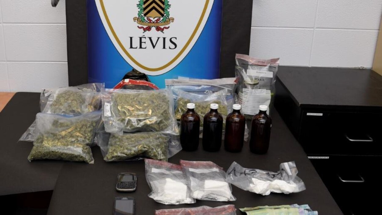 Une partie des stupéfiants et objets saisis par la police de Lévis