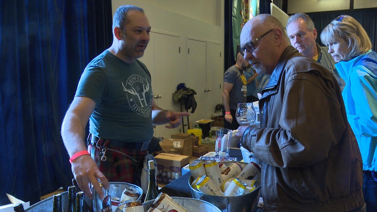 Un homme sert une bière lors du festival.