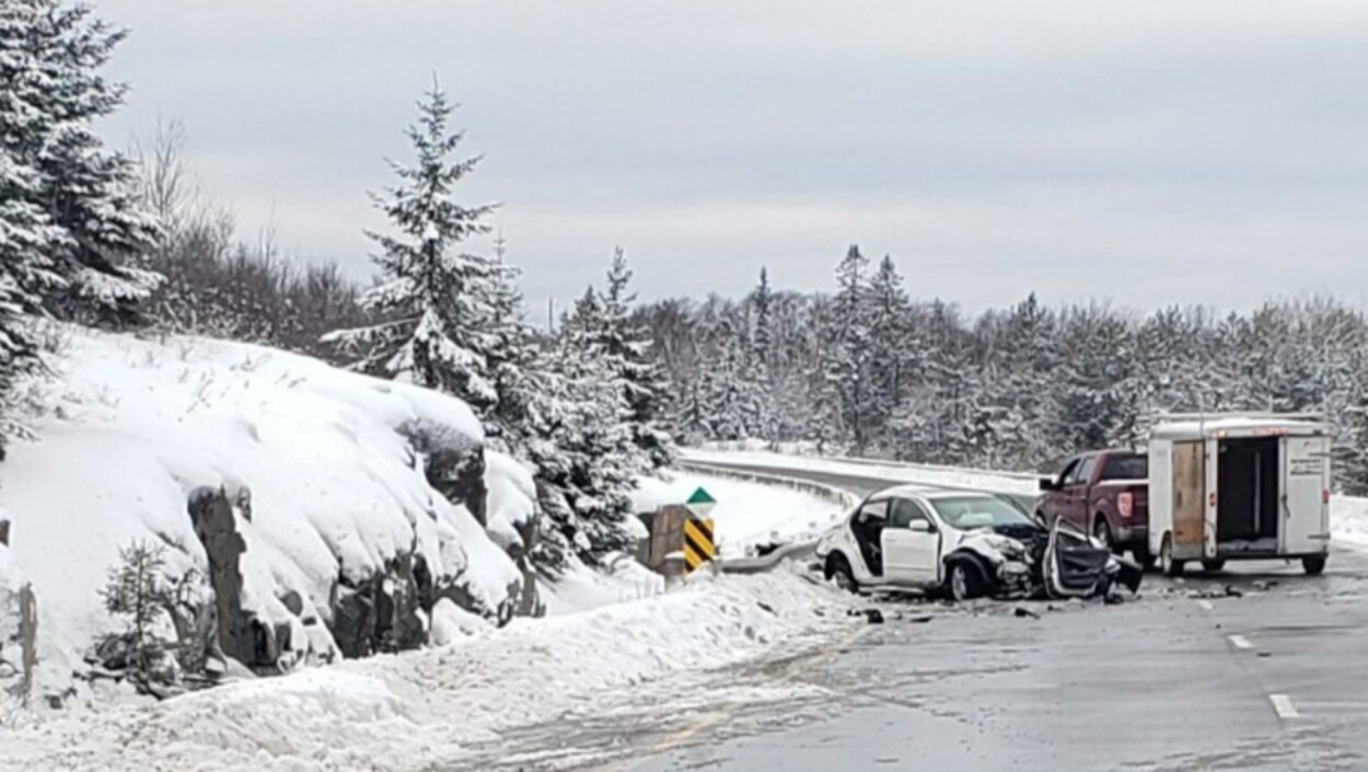 Un véhicule accidenté sur la route.