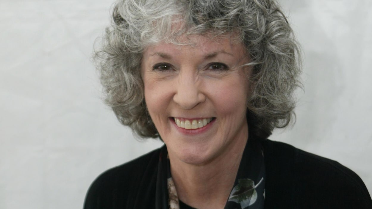 L'auteure Sue Grafton tient une copie de son livre «R is for Ricochet» alors qu'elle pose pour la caméra durant un salon du livre à Los Angeles, en 2005. L'auteure Sue Grafton tient une copie de son livre «R is for Ricochet» alors qu'elle pose pour la caméra durant un salon du livre à Los Angeles, en 2005.
