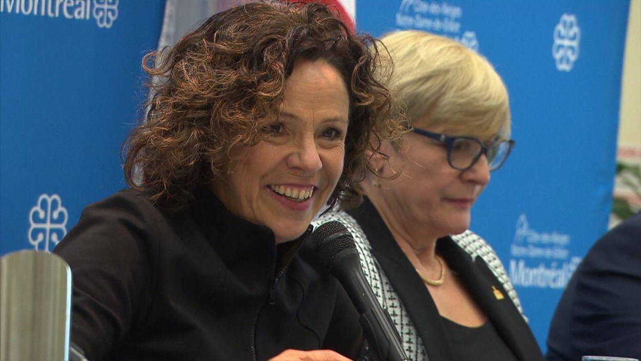 La mairesse sourit en parlant au micro.