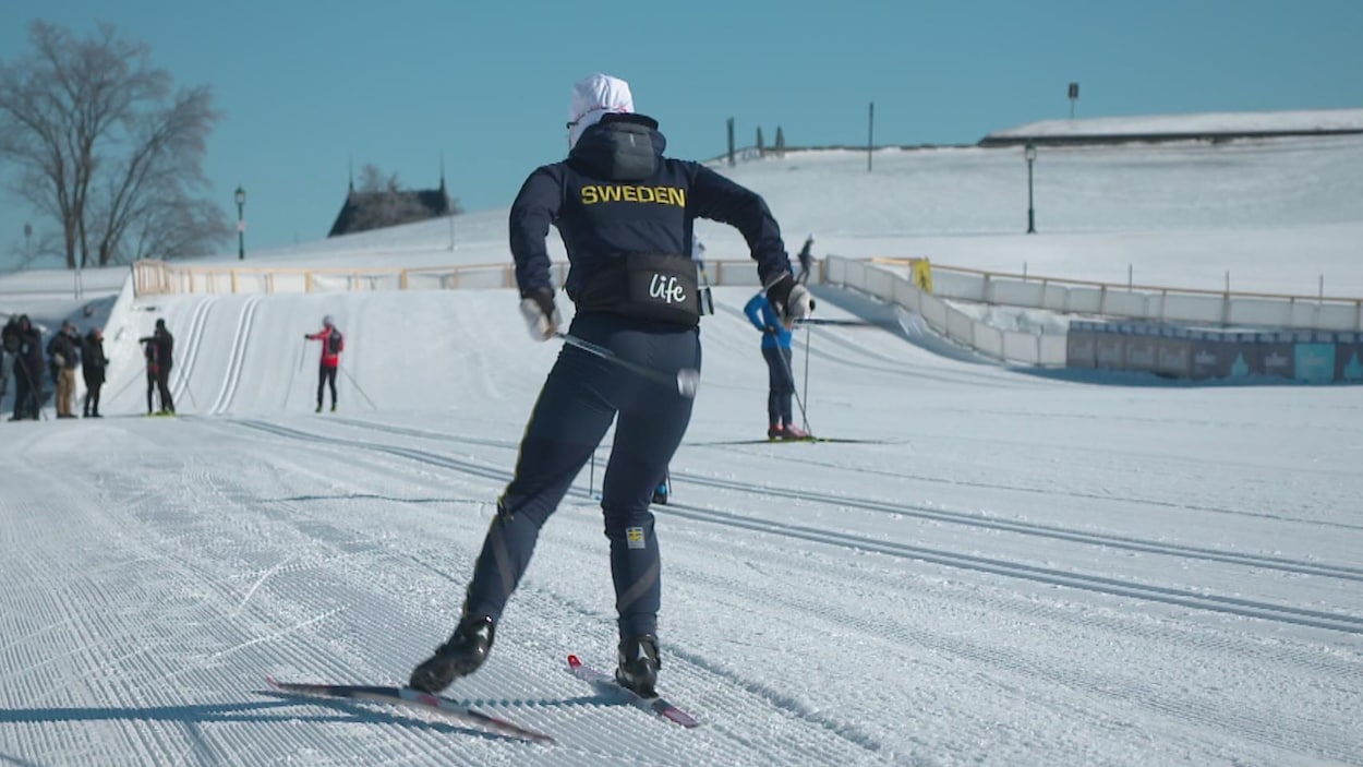 Un membre de l'équipe suédoise de ski de fond à l'entraînement mercredi sur le parcours de la coupe du monde de Québec