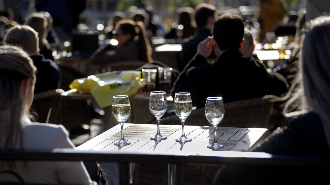 Des clients attablés sur une terrasse à Stockholm, le 26 mars 2020.