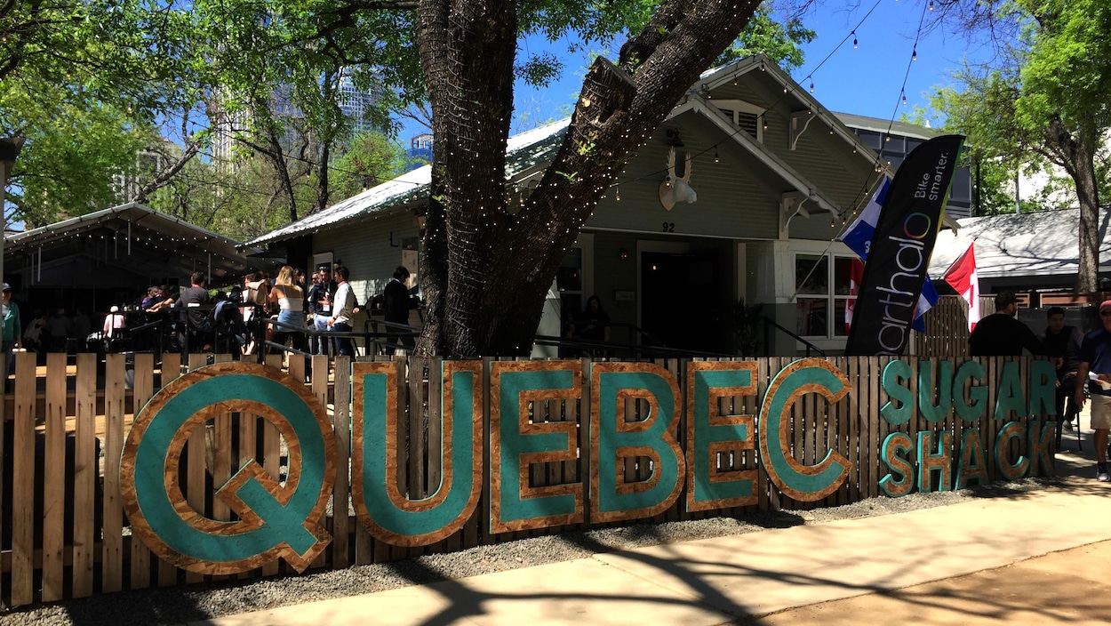 Une clôture sur laquelle on peut lire Quebec Sugar Shack, qui constitue la maison du Québec à Austin, au Texas, pour le festival SXSW.