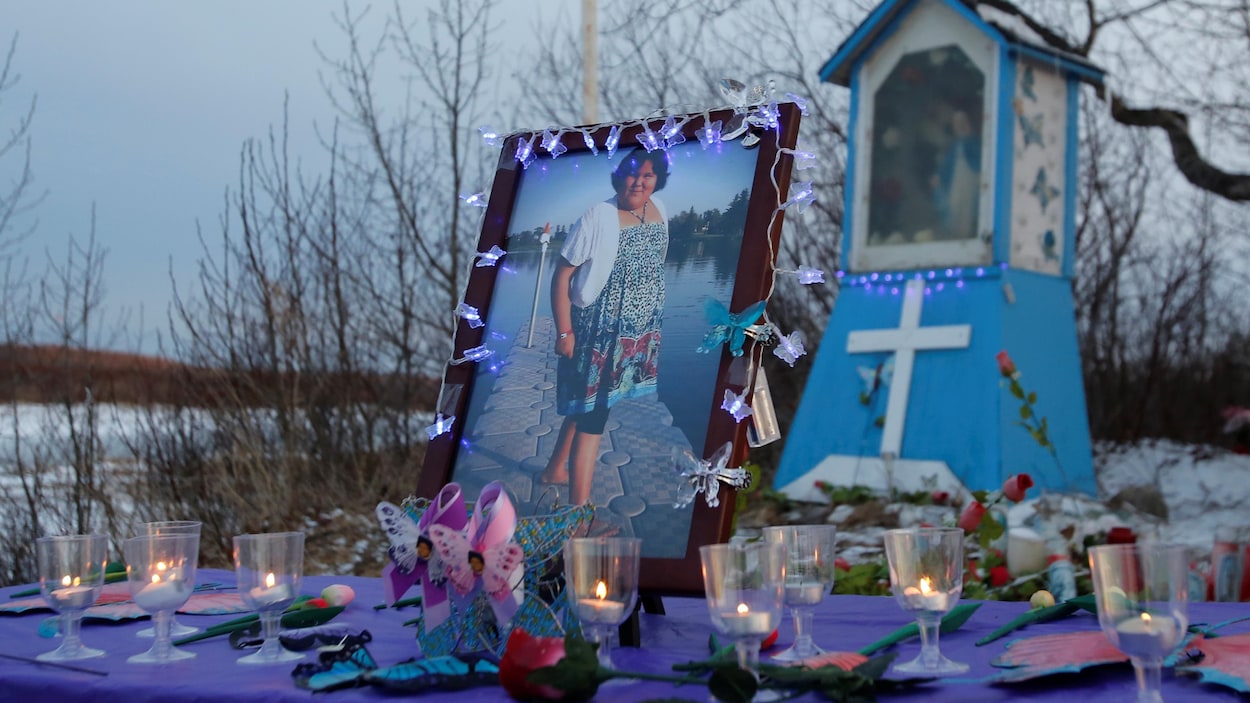 Une photo de Sheridan Hookimaw et des bougies tout autour.