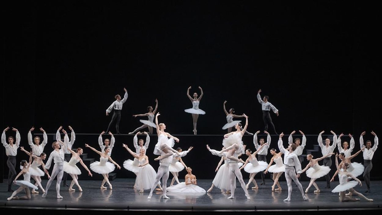 Du tutu au chaos : deux visions du monde exposées sur la scène du Ballet national