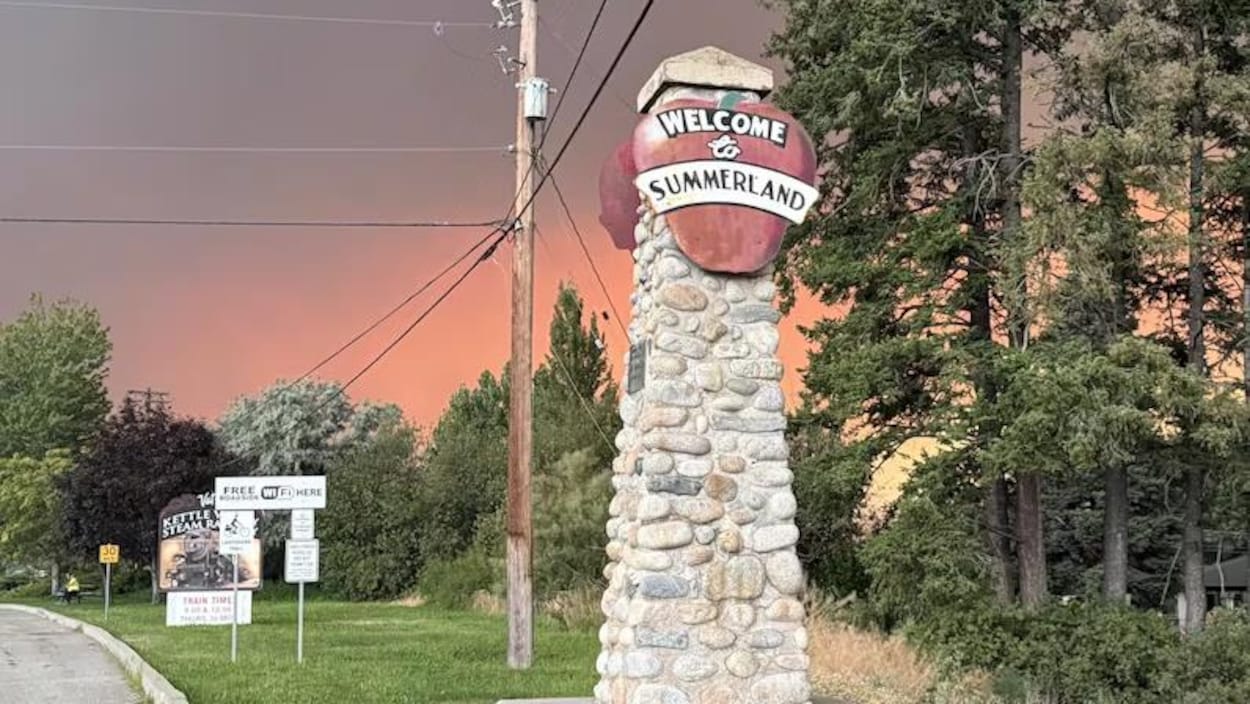 Un dépotoir en feu complique le retour des évacués à Summerland