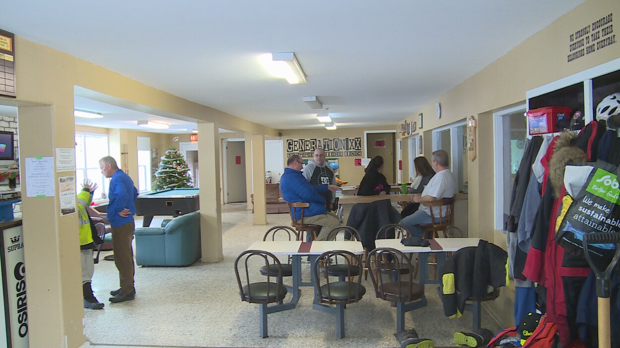 Des gens discutent assis à une table dans le centre Generation XX. Des gens discutent assis à une table dans le centre Generation XX.