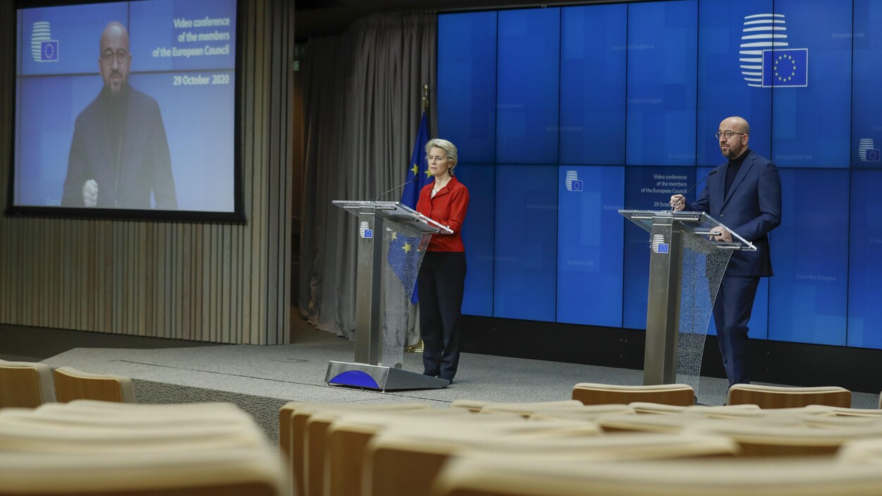 Ursula von der Leyen et Charles Michel devant des lutrins.