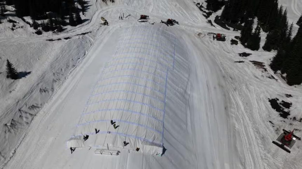 Sun Peaks lance sa saison avec la neige de la saison passée