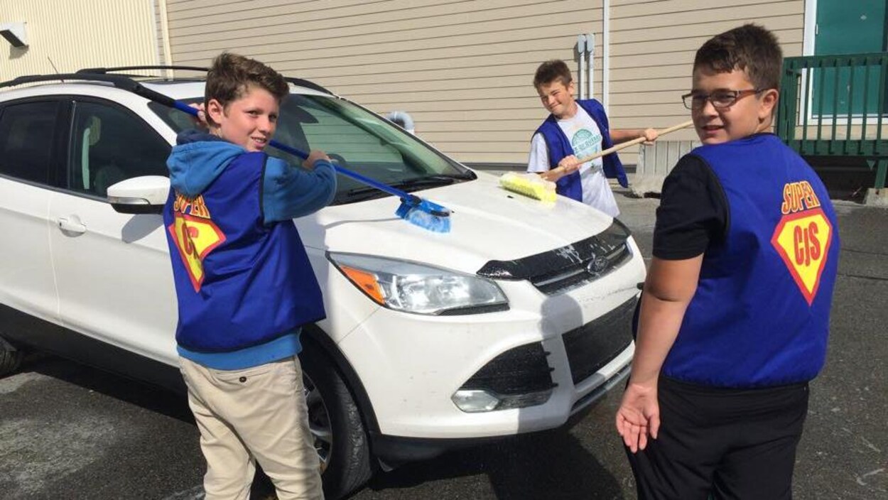 Des jeunes participent à un lave-auto dans le cadre des activités de la Super Coopérative jeunesse de services d'Amos. Des jeunes participent à un lave-auto dans le cadre des activités de la Super Coopérative jeunesse de services d'Amos.