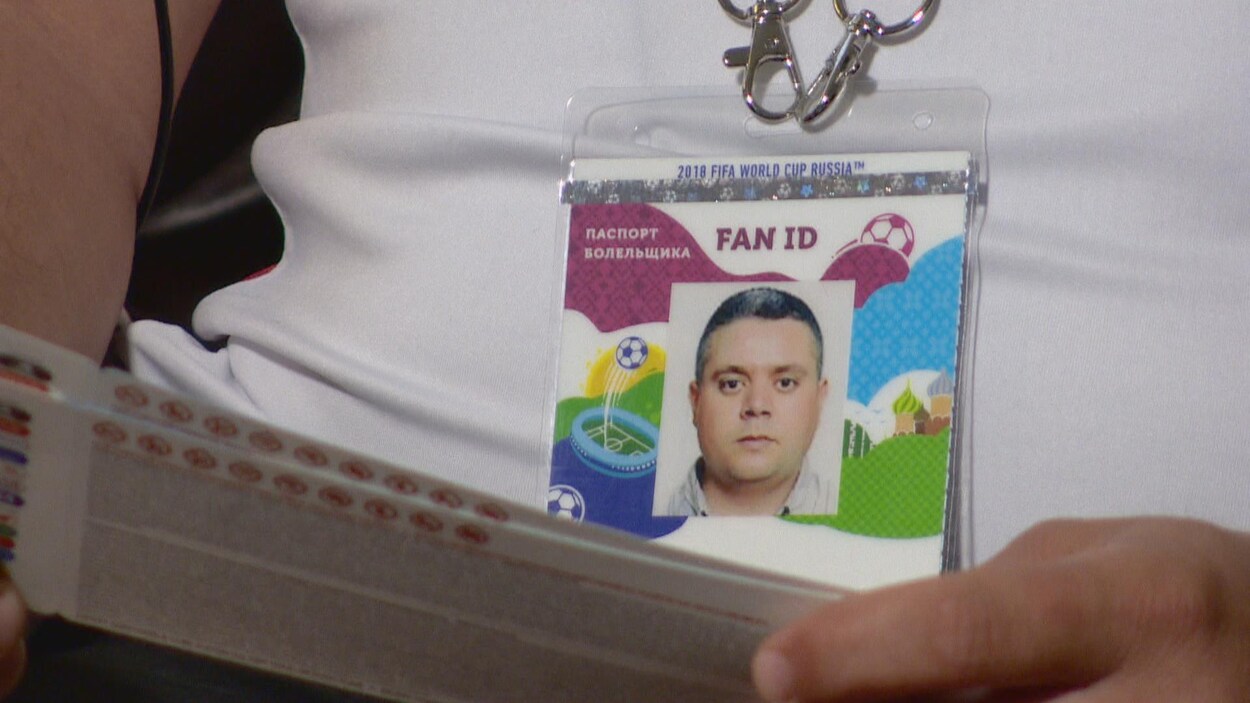 Badge de la FIFA, avec la photo d'un homme. Badge de la FIFA, avec la photo d'un homme.