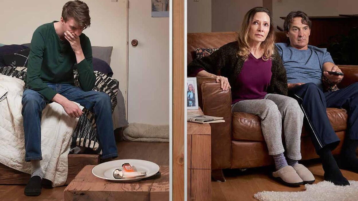 Un mur sépare des parents de leur fils qui s'apprête à consommer de la drogue. Un mur sépare des parents de leur fils qui s'apprête à consommer de la drogue.