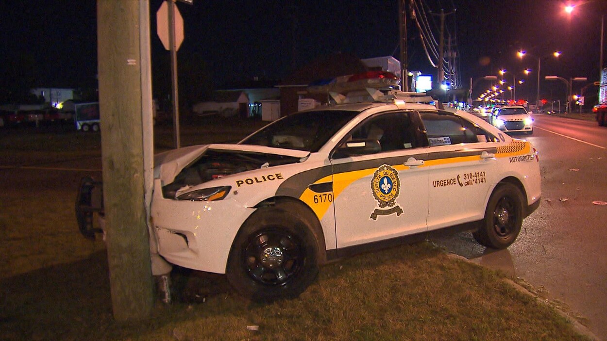 Une voiture de la Sûreté du Québec a percuté un poteau électrique. Une voiture de la Sûreté du Québec a percuté un poteau électrique.
