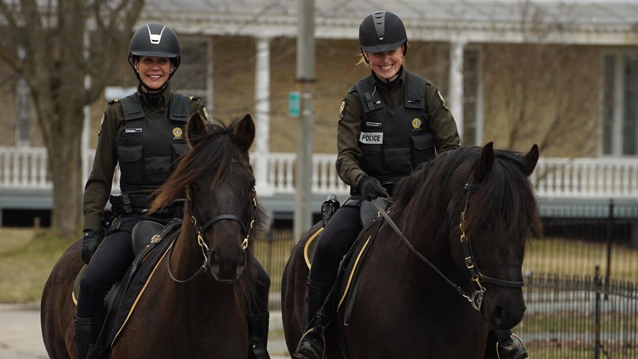 Deux policières effectuent à dos de cheval des patrouilles à Sainte-Marie, en Beauce.