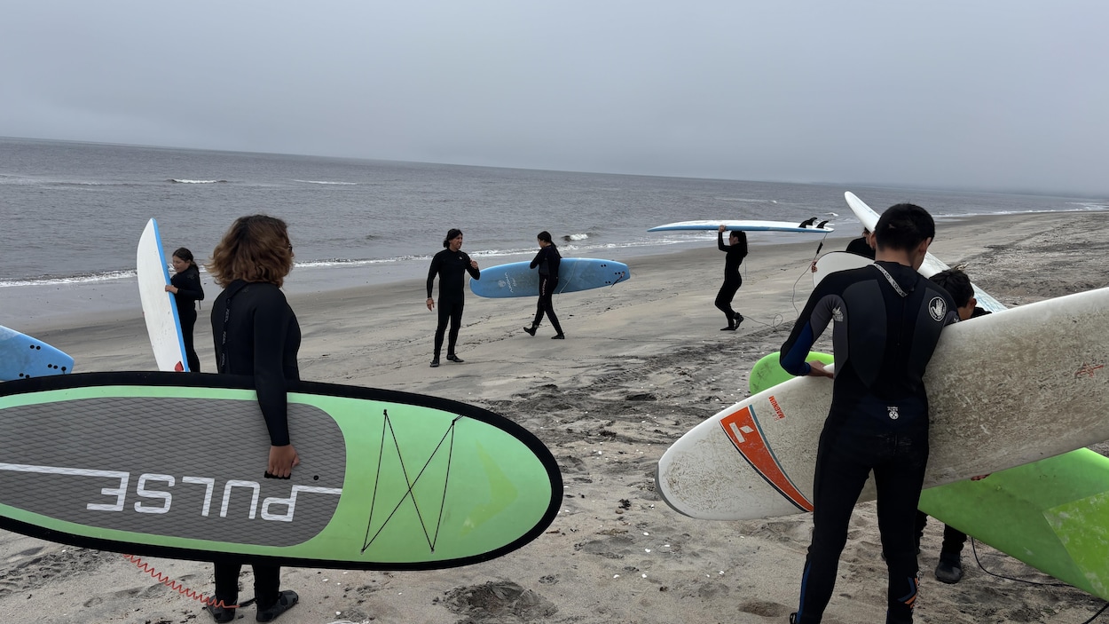 Du surf pour connecter de jeunes innus