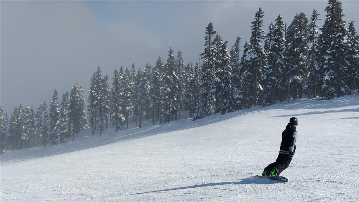 Un surfeur des neiges Un surfeur des neiges