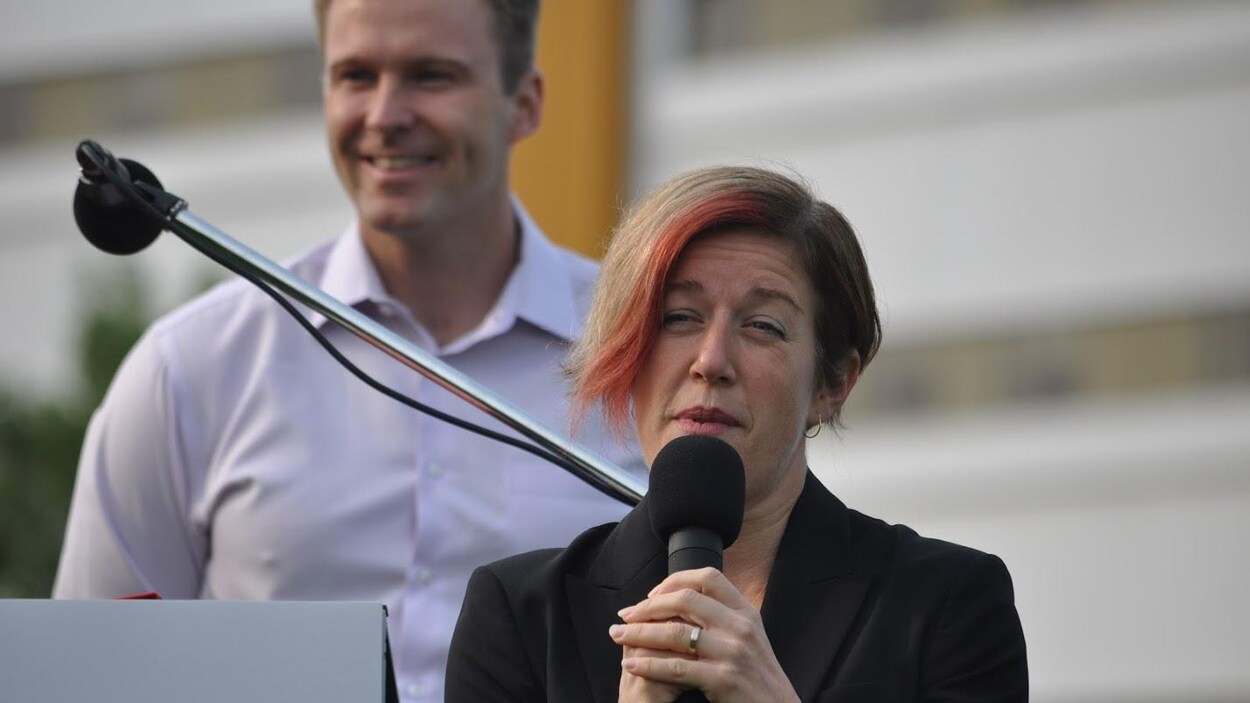 Un point de presse avec Susan Holt. Brian Gallant se trouve en arrière-plan.