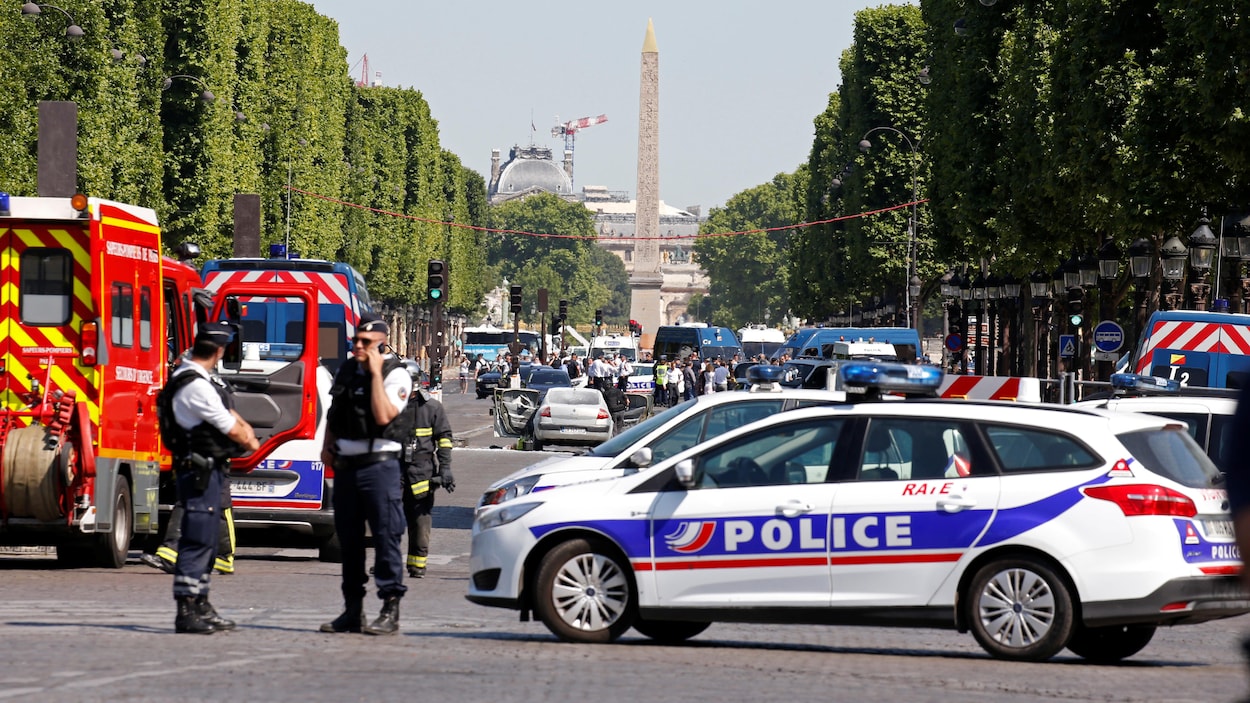 Un homme a percuté avec sa voiture un fourgon de la gendarmerie sur les Champs-Élysées, sans faire de blessés. Un homme a percuté avec sa voiture un fourgon de la gendarmerie sur les Champs-Élysées, sans faire de blessés.