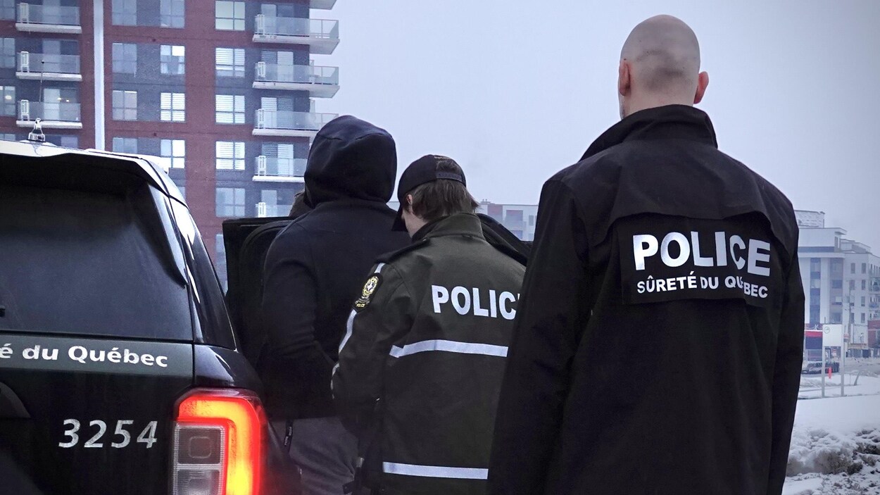 La SQ arrête deux suspects en lien avec la production de faux documents