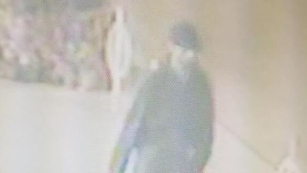 Le suspect marchant dans la rue.