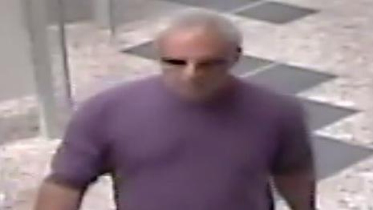 Une photo de l'homme recherché. Une photo de l'homme recherché.