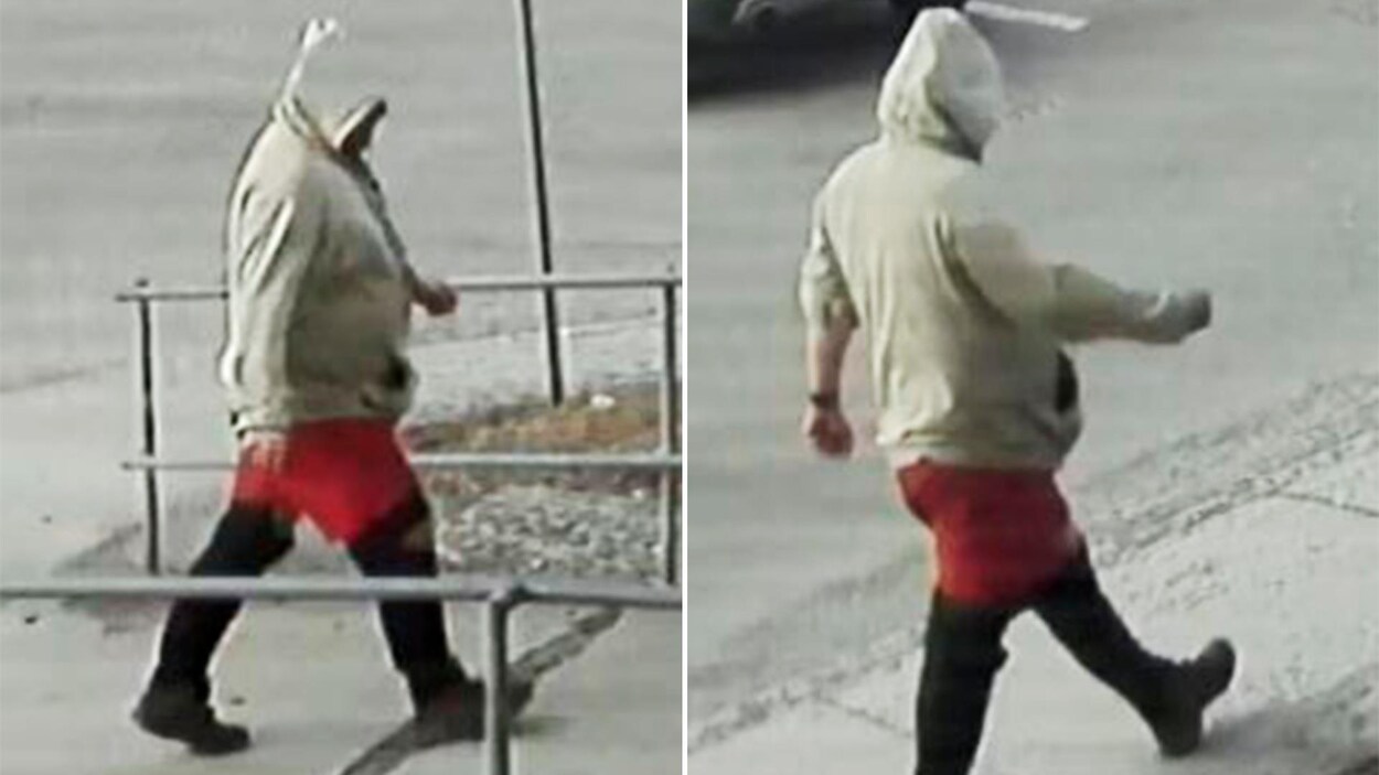 Photos de surveillance de l 'homme, qui marche avec un capuchon sur sa tête.