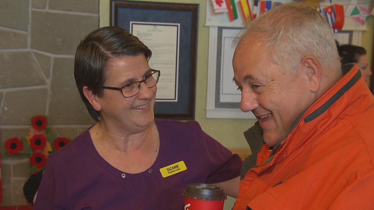Suzanne Cormier souriant en compagnie d'un collègue de longue Roland Cormier.
