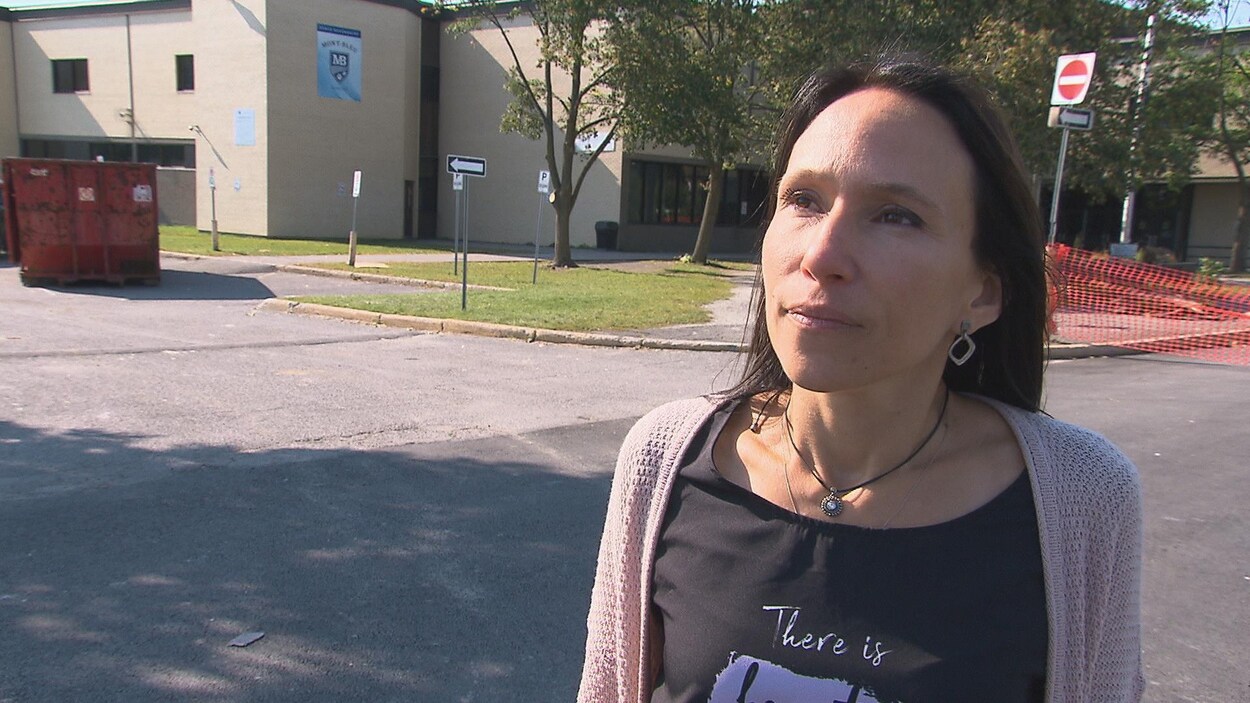 Suzanne Tremblay répond aux questions d'un journaliste. Suzanne Tremblay répond aux questions d'un journaliste.