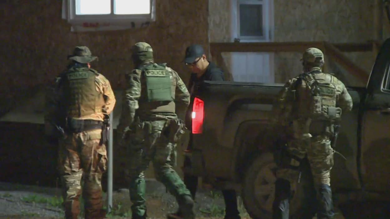 Des équipes d'intervention armées de la police à York Landing.