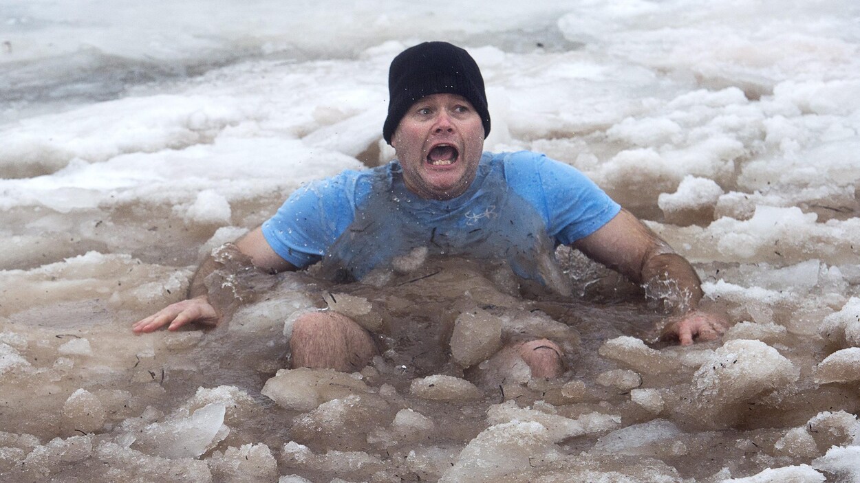 Un plongueur dans de l'eau glacée.