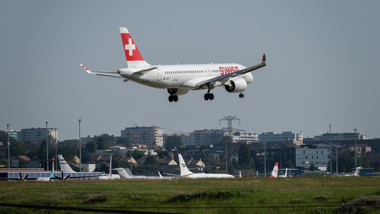 Un A220 aux couleurs de Swiss Airlines atterrit.