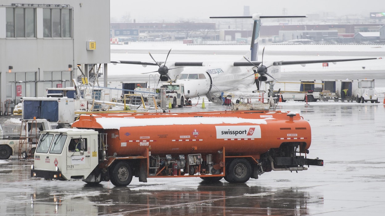Un camion de ravitaillement sur le tarmac d'un aéroport.