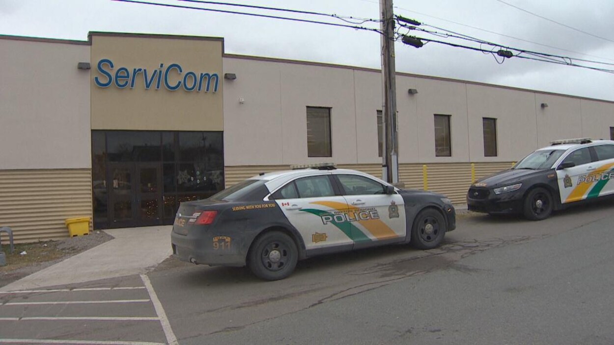 Deux voitures de police garée devant l'édifice