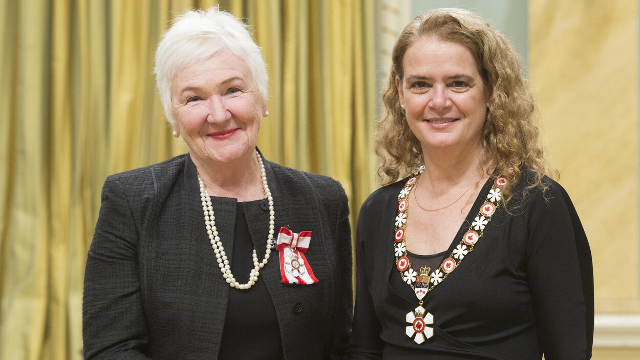 Deux dames, Sylvia L'Écuyer et Julie Payette se sert la main et pause de face. Deux dames, Sylvia L'Écuyer et Julie Payette se sert la main et pause de face.