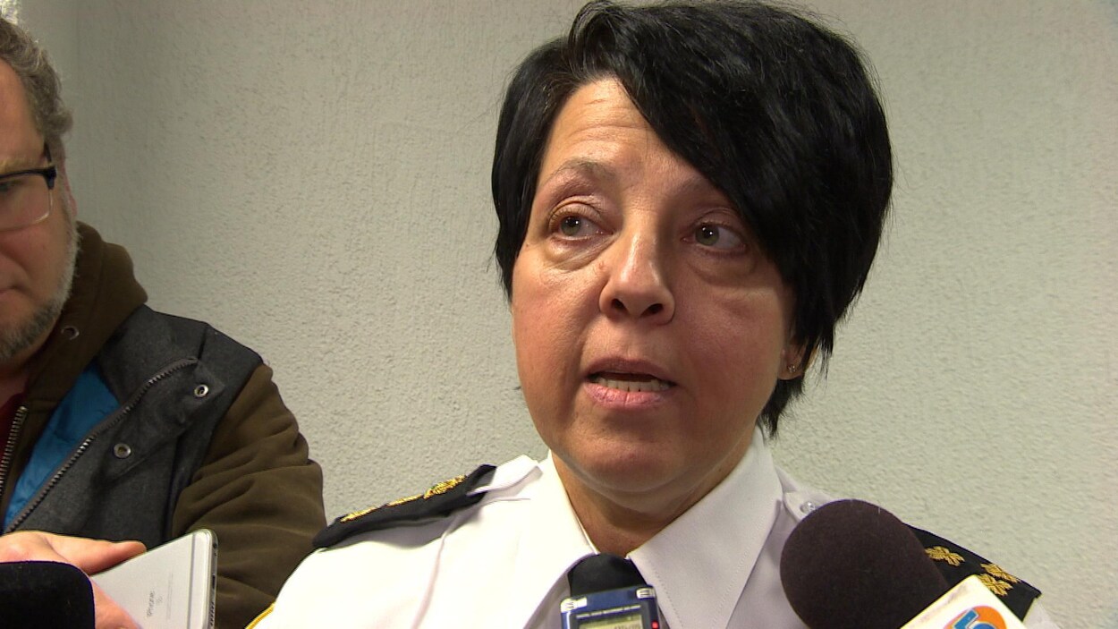 Une femme policière dans un point de presse.