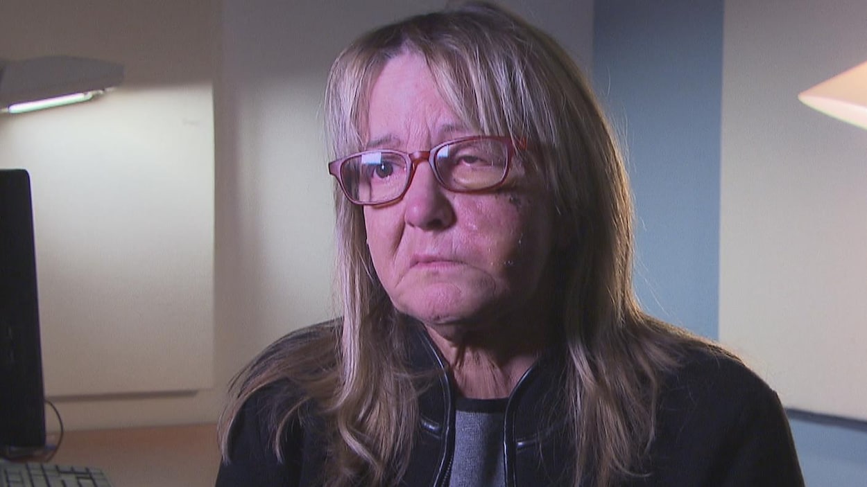 La femme en entrevue à Radio-Canada dans un bureau.