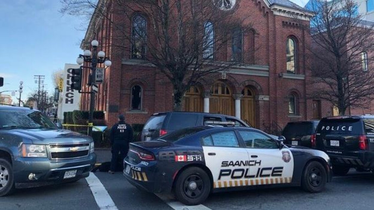 Des véhicules de police devant une synagogue.