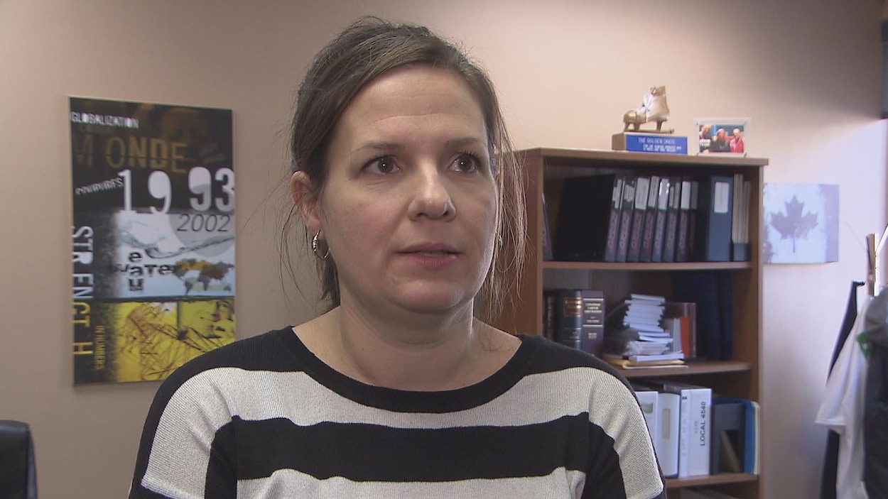 Une femme en entrevue dans un bureau Une femme en entrevue dans un bureau