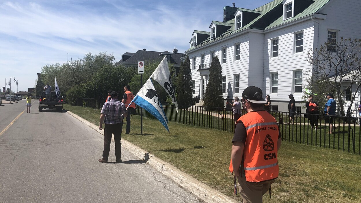 Les leaders syndicaux de la santé en Mauricie–Centre-du-Québec demandent à la ministre de la Justice, Sonia LeBel, de déposer leur pétition pour la tenue d'une commission d'enquête indépendante sur la gestion de crise du CIUSSS MCQ.