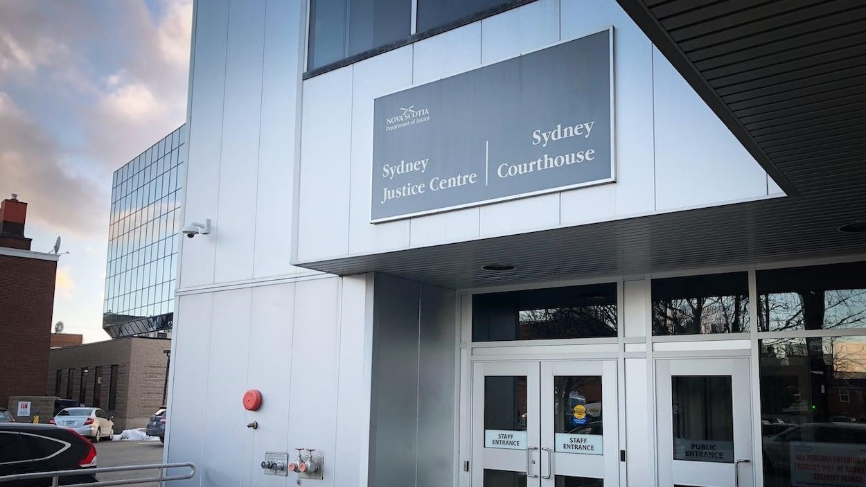 Une ex-procureure poursuit la Couronne pour « rétrogradation déguisée »