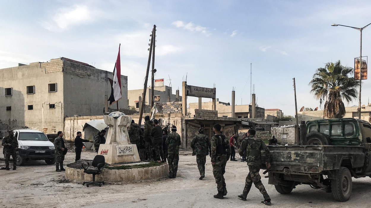 Des soldats autour d'un monument.