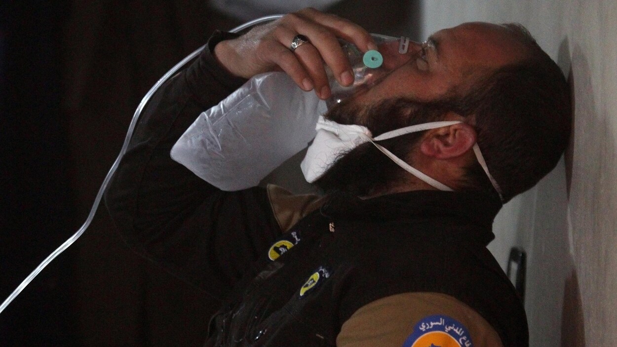 Un homme respire à l'aide d'un masque à oxygène, après une attaque chimique menée le 4 avril dernier en Syrie.