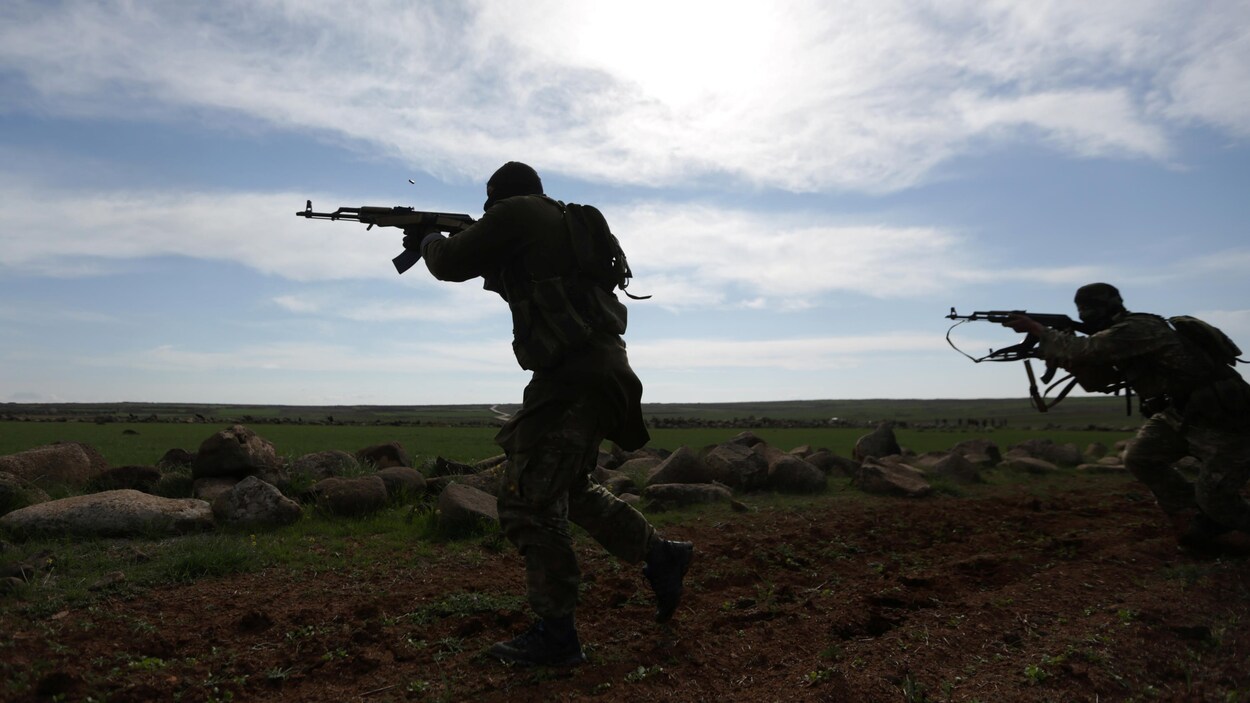 Des combattants lors d'un entraînement dans le nord de la Syrie Des combattants lors d'un entraînement dans le nord de la Syrie