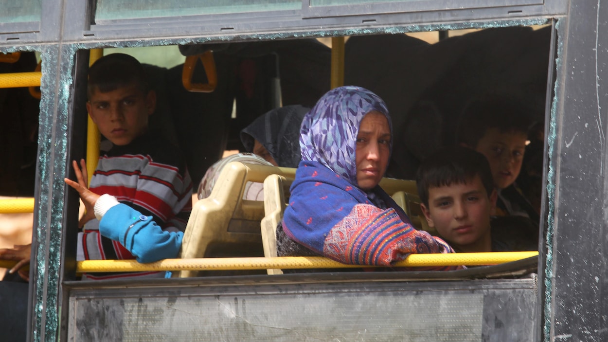 Des Syriens évacués par autocars de villages occupés par les rebelles. Des Syriens évacués par autocars de villages occupés par les rebelles.