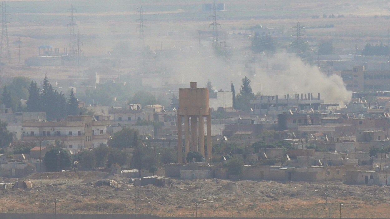 La fumée monte au-dessus de la ville syrienne de Ras al-Aïn vue depuis la ville frontalière turque de Ceylanpinar.