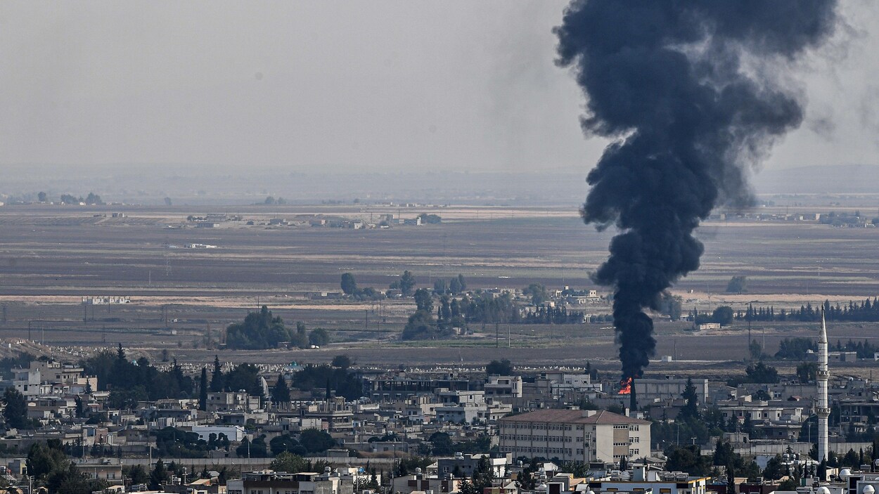 Le feu et la fumée s'élevant de la ville syrienne de Ras al-Aïn.