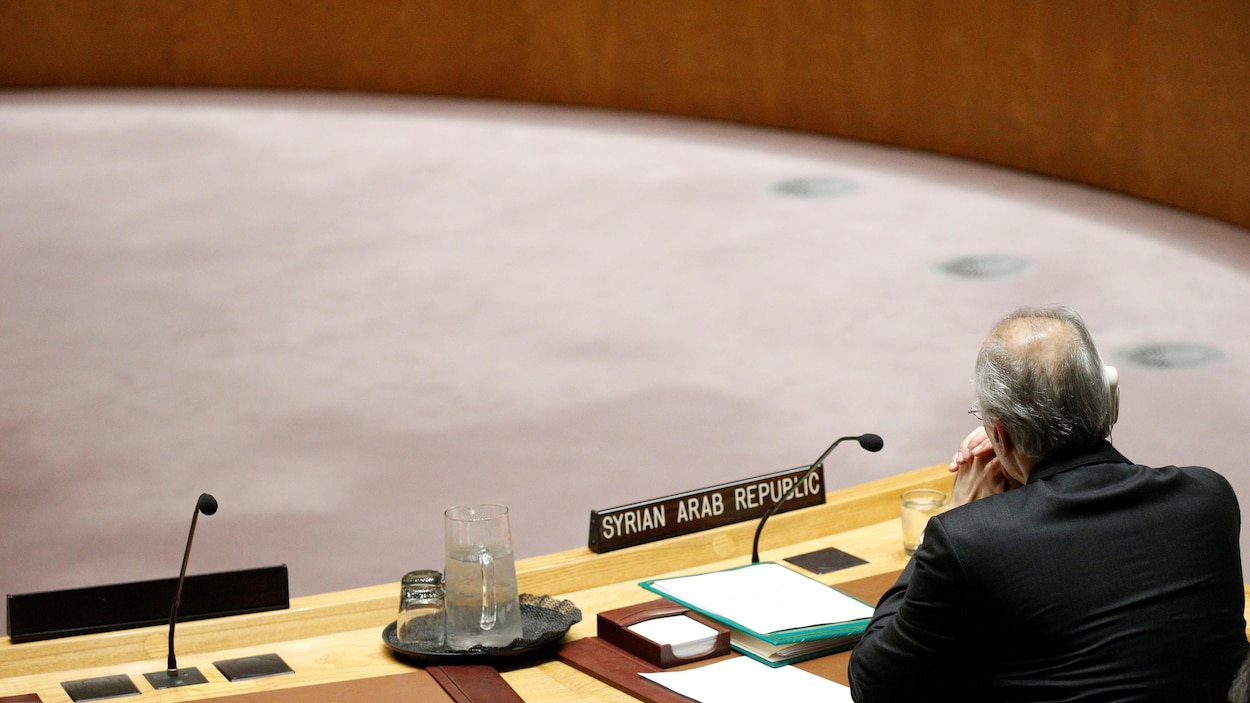 Un homme qui s'avère être l'ambassadeur syrien aux Nations unies, Bashar Jaafari, regarde devant lui durant une réunion du Conseil de sécurité à New York. Un homme qui s'avère être l'ambassadeur syrien aux Nations unies, Bashar Jaafari, regarde devant lui durant une réunion du Conseil de sécurité à New York.